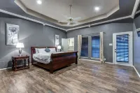 Texas Farmhouse on 10 Acres with  private Pool and Hot Tub Spa