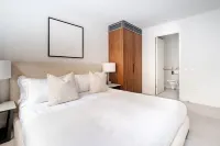 Modern Mayfair Townhouse by Buckingham Palace with AC. 3 Bedroom 3 Bathroom Hotels in St James