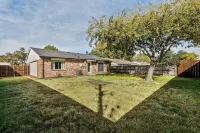 Stylish Home • 3Bed • 2Bath • Yard & Ample Amenities Hotels near Walmart Supercenter