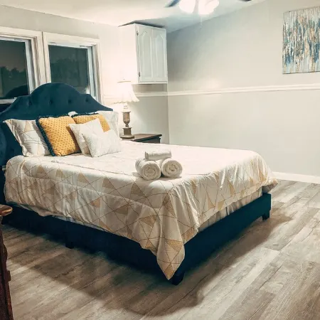 Scenic Mountain Views 4 Bed 2 Bath