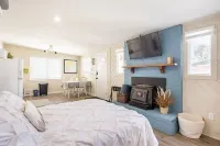 Charming Studio 2 Blocks from Light Rail & Downtown Bike Path!