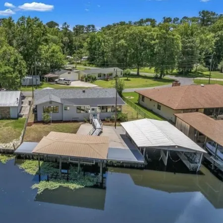 Sleeps 13, Theater, Waterfront, Close to Springs and Forest. Old Florida