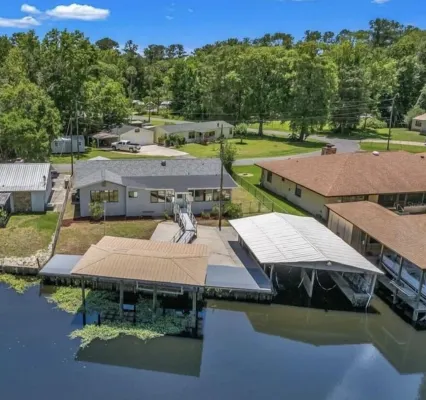 Sleeps 13, Theater, Waterfront, Close to Springs and Forest. Old Florida