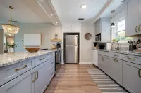 Walk to Nights of Lights- Lovely 2 Bedroom-1 Bath Excellent location.
