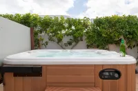 Private villa with pool and whirlpool in a quiet location