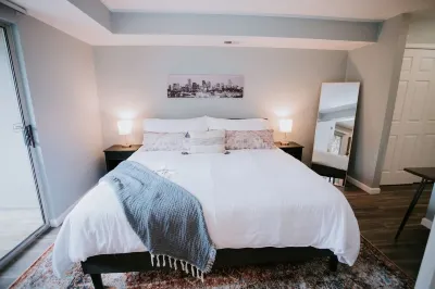 Modern, Bright Retreat  for Couples and Business Travel - King Bed