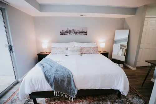 Modern, Bright Retreat  for Couples and Business Travel - King Bed