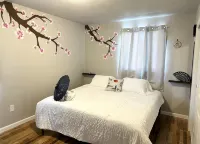 Selfie house • Abundance of Entertainment & Amenities • Hot Tub • King Bed•