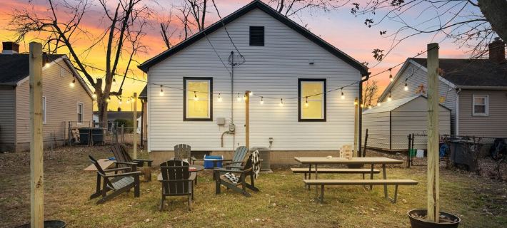 Urban Oasis: A Charming Downtown Retreat with Game Room, Firepit and Yard Games Hotels in Vanderburgh County