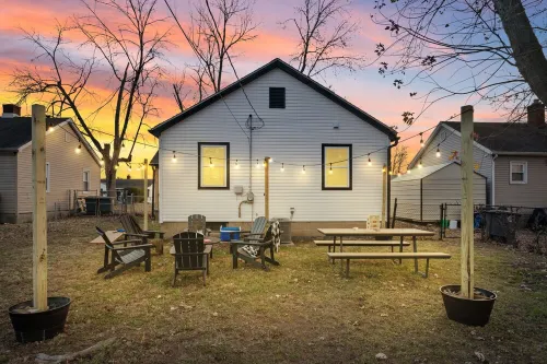 Urban Oasis: A Charming Downtown Retreat with Game Room, Firepit and Yard Games - 精品