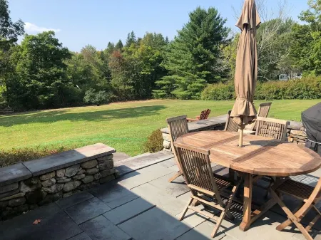 Charming 1870 cape cottage in Litchfield Отели рядом с достопримечательностью «Tapping Reeve House and Law School»