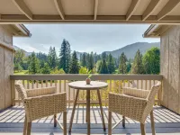 Vintage Golf/Ski Condo Near Mt. Hood w/ Beautiful Views ウェルチズのホテル