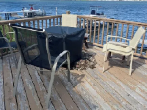 Charming Cottage on the Bay and Golf Course with private patio and boat dock. Hotéis em Sodus