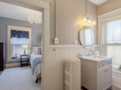 BEAUTIFUL village apt.  Walk to river, shops, eateries. Great for getaway / work Hotels in Lysander