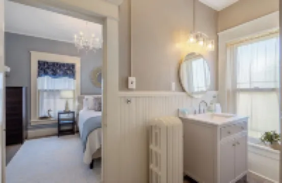 BEAUTIFUL village apt.  Walk to river, shops, eateries. Great for getaway / work Hoteles en Lysander