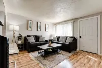 Beautiful 2 bdrm, 1 Bath 4 blocks from The U of O,