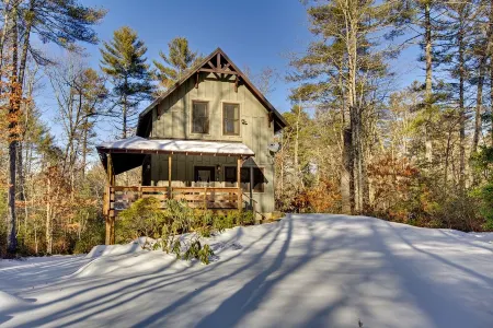 Summer Haven - Your Adventure Retreat near Dupont and Pisgah National Forests Отели рядом с достопримечательностью «Fred W. Symmes Chapel»