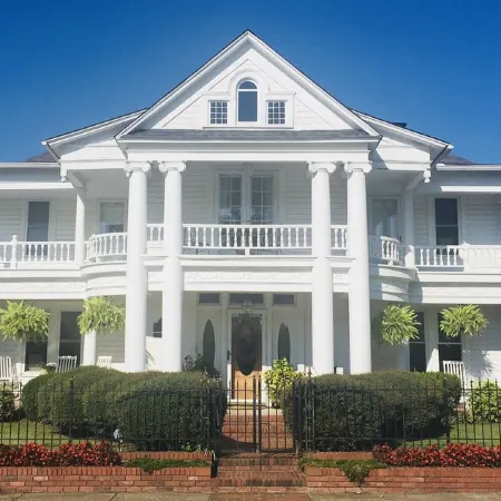 Quaint Parisian style loft, located on National Registered Historical Property Отели в г. Мена