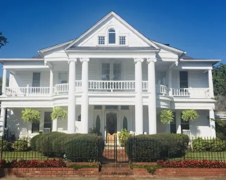 Quaint Parisian style loft, located on National Registered Historical Property Hotels in Mena