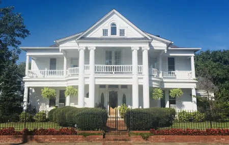 Lovely suite located on the property of a historic estate in Mena.