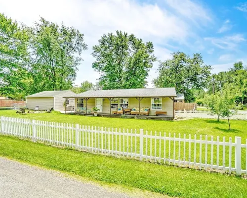 Leisure at the Lake Hotels in Stokes Township