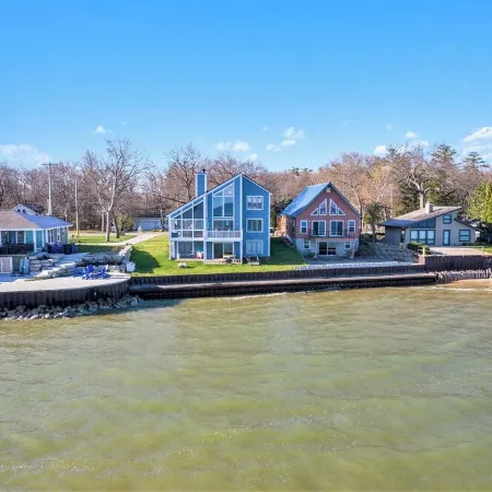 Lakefront Lux Home, Min to Downtown, Scenic View