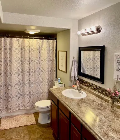 A few minutes from the Air Force Academy and Fox Run Park with Hot Tub Отели рядом с достопримечательностью «Парк Уотерфронт»