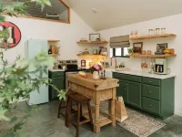 Welcome to our charming Montana cottage with a cozy traveler’s inn twist Hotels in Hamilton
