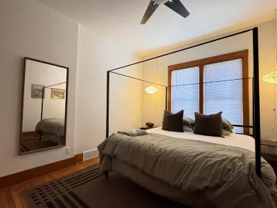 Heart of Midtown - The Dugout @ Willis St Retreat Hotels in 