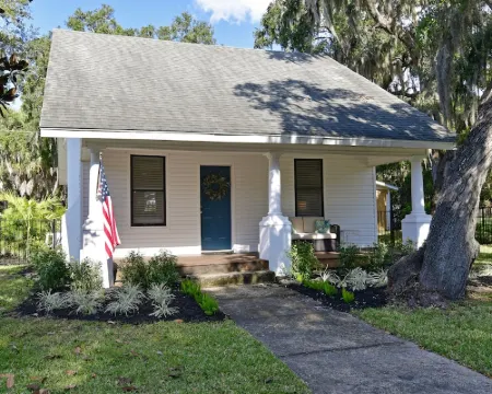 Historic 1930s Cottage + Heated Pool + 12mi to Beaches & 1 mi to Downtown Hoteles en Palmetto