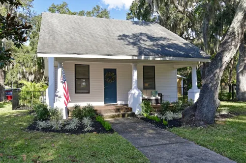 Historic 1930s Cottage + Heated Pool + 12mi to Beaches & 1 mi to Downtown Hotels in Palmetto