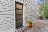 Bright & Modern Near Downtown & 1st Street Rapids - Walk Downtown Along River