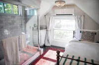 Beautiful 6 bedroom Historic Park Victorian Hotels in Auburn