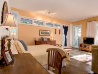 Private Garden Cottage on 5 acre country estate /Walk to the Botanic Gardens!