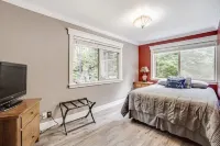 Peaceful, private 3BD home nestled in the redwoods