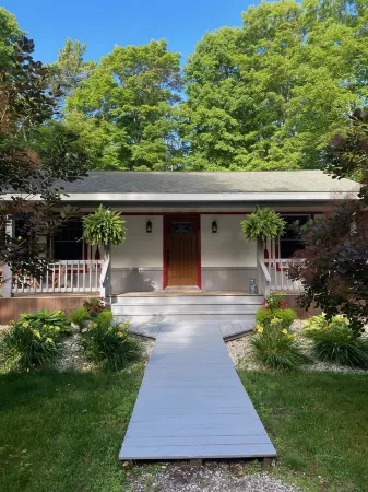 Cozy cottage tucked in the woods. 5 minutes from Cave Point and Whitefish Dunes.