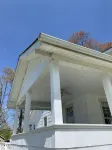 Adorable waterside cottage with pool Beach community Hotel dekat Chesapeake Harbour Marina