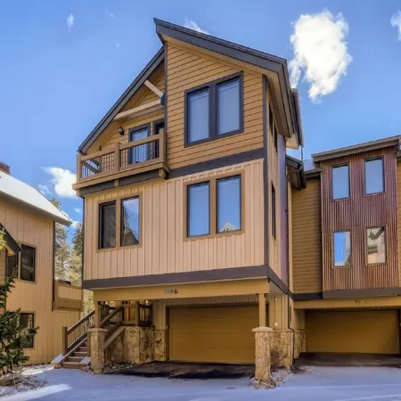 Beautiful 3 bedroom with private hot tub, walkable to town and trails
