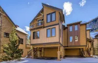Beautiful 3 bedroom with private hot tub, walkable to town and trails