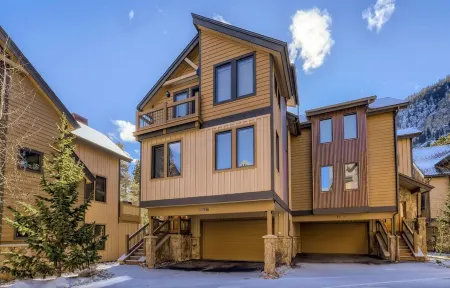 Beautiful 3 bedroom with private hot tub, walkable to town and trails Отели в г. Фриско