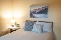 View stunning sunsets and enjoy cozy comfort steps from the heart of Sisters.