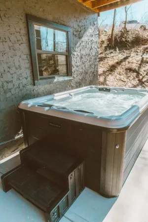 4 miles to Dollywood! Modern Cottage with Hot Tub + Fire Pit + Arcade + 2 Bunks!