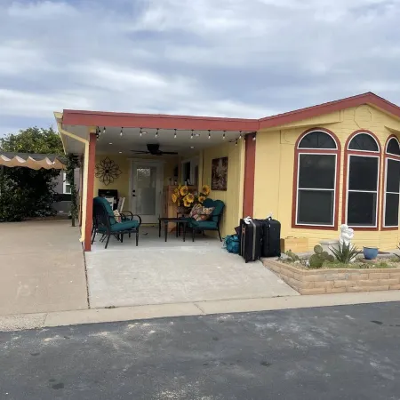 Snowbirds! Age 55+ Gated community. Pool. Jacuzzi. Pickle Ball