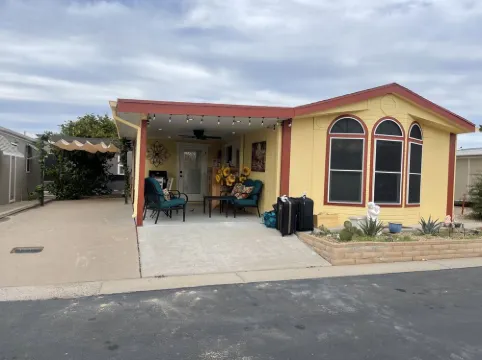 Snowbirds! Age 55+ Gated community. Pool. Jacuzzi. Pickle Ball