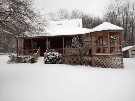 Log Cabin in Farm Country Setting Отели в г. Блэклик Тауншип