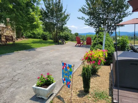 "Cabin for Two" Smoky Mtn Tourist Area/Pool/Fire Pit