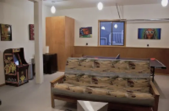 Cozy Camano Island Retreat & Gallery w/beach access.