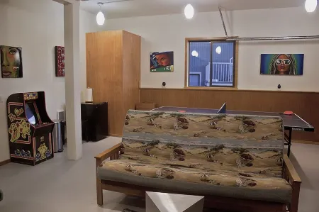 Cozy Camano Island Retreat & Gallery w/beach access.