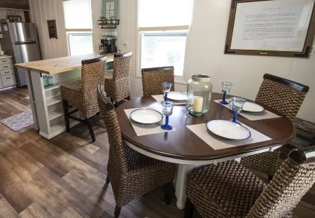 The Bay House - one block from Geneva Lake Отели в г. Уильямс Бэй