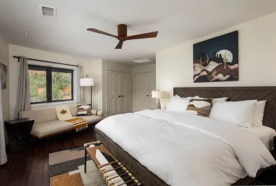 A large luxury red rock escape. Minutes from hiking! Pool, hot tub, and yoga